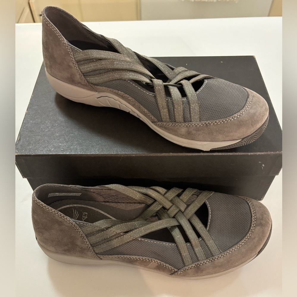 Dansko Women's Gray Flats with Crisscross Design 40